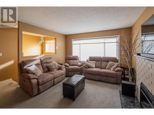 2324 Nechako Drive, Kamloops, BC - Indoor Photo Showing Living Room