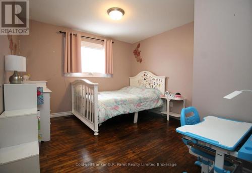 60 Surrey Crescent, London, ON - Indoor Photo Showing Bedroom