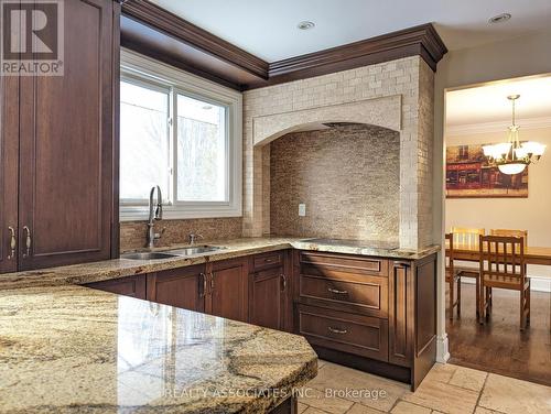 1654 Stonehaven Drive, Mississauga, ON - Indoor Photo Showing Kitchen With Double Sink