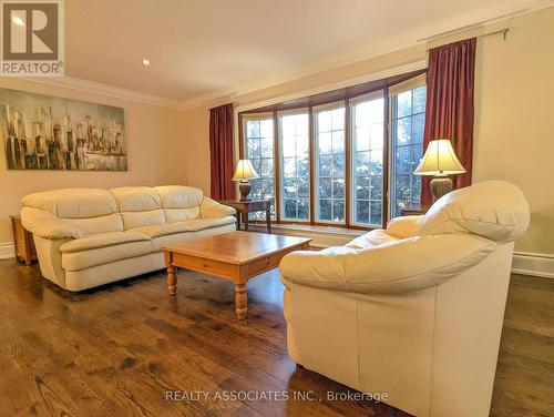 1654 Stonehaven Drive, Mississauga, ON - Indoor Photo Showing Living Room