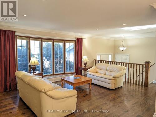 1654 Stonehaven Drive, Mississauga, ON - Indoor Photo Showing Living Room