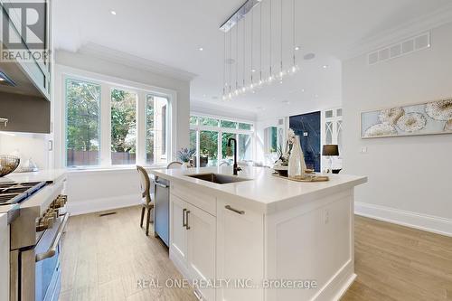 12 Resolution Crescent, Toronto, ON - Indoor Photo Showing Kitchen With Upgraded Kitchen