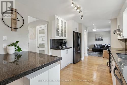 2442 Arioso Court, Mississauga, ON - Indoor Photo Showing Kitchen With Upgraded Kitchen