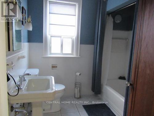 1650 King Street E, Hamilton, ON - Indoor Photo Showing Bathroom