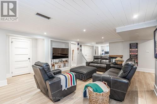 68 Dundonald Street, Barrie, ON - Indoor Photo Showing Living Room