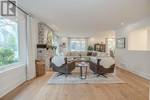 68 Dundonald Street, Barrie, ON - Indoor Photo Showing Living Room