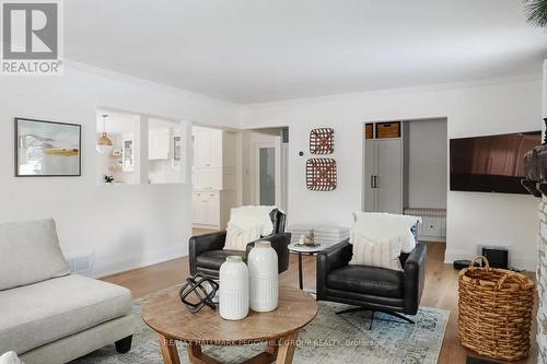 68 Dundonald Street, Barrie, ON - Indoor Photo Showing Living Room