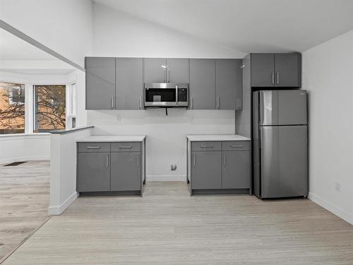 606 Mcmillan Avenue, Winnipeg, MB - Indoor Photo Showing Kitchen