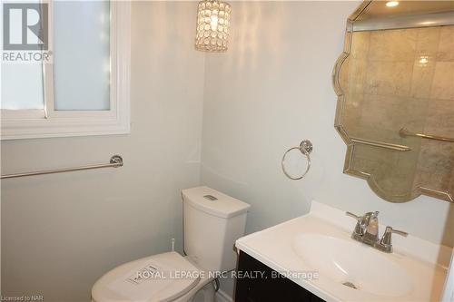 25 Lillian Street, Fort Erie (333 - Lakeshore), ON - Indoor Photo Showing Bathroom