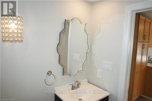 25 Lillian Street, Fort Erie (333 - Lakeshore), ON - Indoor Photo Showing Bathroom