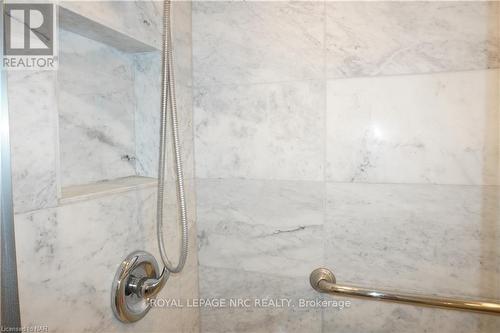 25 Lillian Street, Fort Erie (333 - Lakeshore), ON - Indoor Photo Showing Bathroom