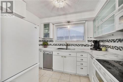 11 - 1110 Garth Street, Hamilton (Rolston), ON - Indoor Photo Showing Kitchen