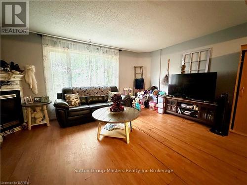 13 Coventry Crescent, Kingston (West Of Sir John A. Blvd), ON - Indoor Photo Showing Living Room