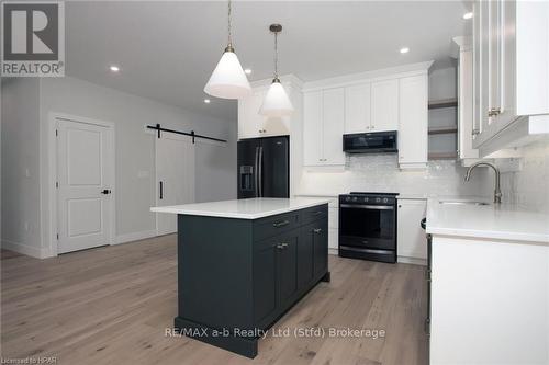 7 Nelson Street, West Perth (Mitchell), ON - Indoor Photo Showing Kitchen With Upgraded Kitchen