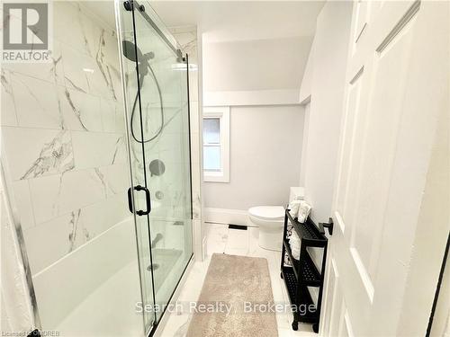 14 Kennedy Avenue, Kitchener, ON - Indoor Photo Showing Bathroom