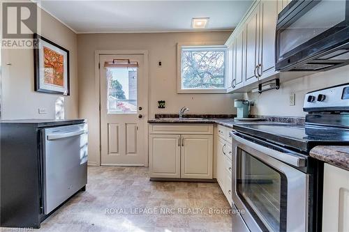 39 Fielden Avenue, Port Colborne (878 - Sugarloaf), ON - Indoor Photo Showing Kitchen