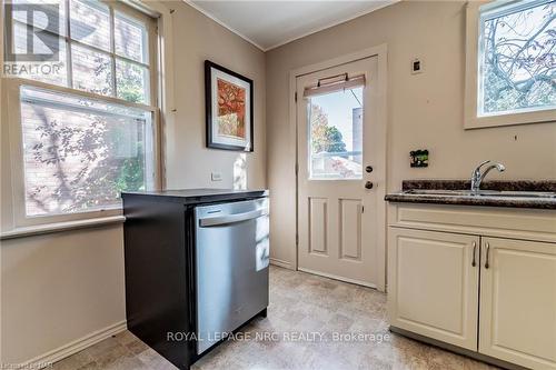 39 Fielden Avenue, Port Colborne (878 - Sugarloaf), ON - Indoor Photo Showing Kitchen