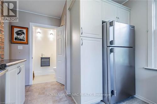 39 Fielden Avenue, Port Colborne (878 - Sugarloaf), ON - Indoor Photo Showing Kitchen