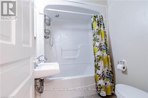 39 Fielden Avenue, Port Colborne (878 - Sugarloaf), ON - Indoor Photo Showing Bathroom