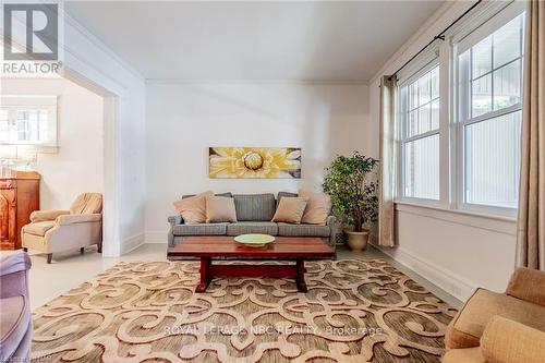 39 Fielden Avenue, Port Colborne (878 - Sugarloaf), ON - Indoor Photo Showing Living Room