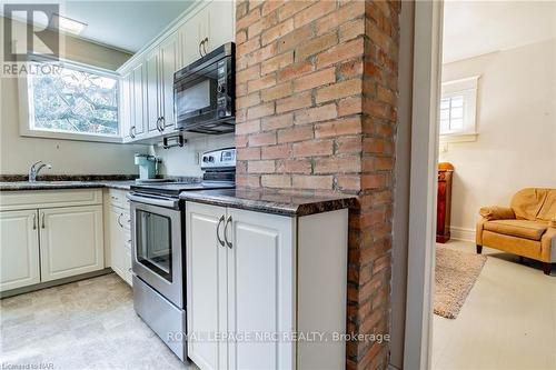 39 Fielden Avenue, Port Colborne (878 - Sugarloaf), ON - Indoor Photo Showing Kitchen