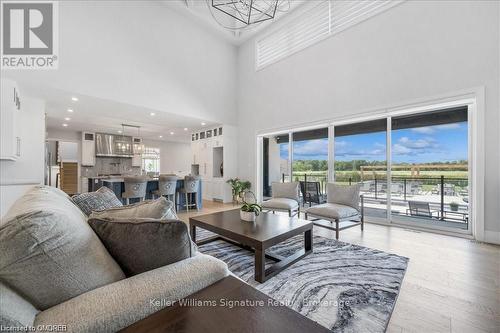 37 Eleventh Road E, Hamilton, ON - Indoor Photo Showing Living Room