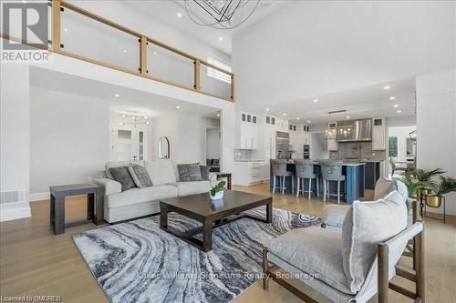 37 Eleventh Road E, Hamilton, ON - Indoor Photo Showing Living Room