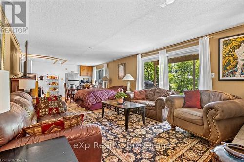 197 Fairway Hill Crescent, Kingston (Central City West), ON - Indoor Photo Showing Living Room