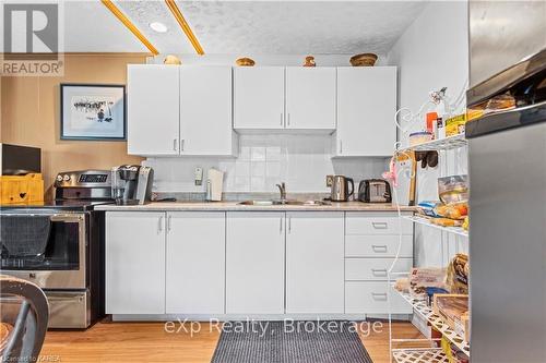 197 Fairway Hill Crescent, Kingston (Central City West), ON - Indoor Photo Showing Kitchen With Double Sink