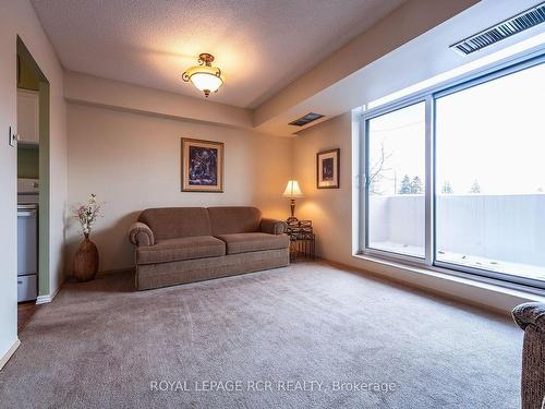 204-8 Fead St, Orangeville, ON - Indoor Photo Showing Living Room