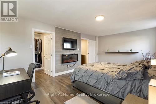 312B Bluevale Street N, Waterloo, ON - Indoor Photo Showing Bedroom