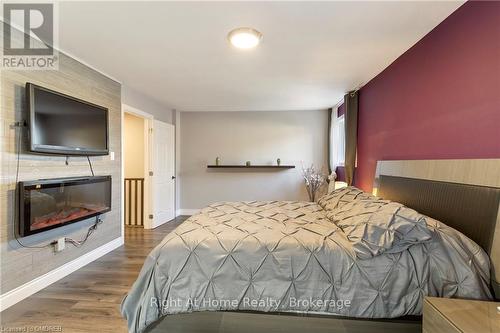 312B Bluevale Street N, Waterloo, ON - Indoor Photo Showing Bedroom