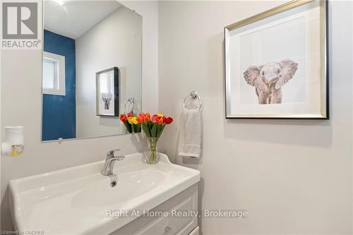 312B Bluevale Street N, Waterloo, ON - Indoor Photo Showing Bathroom