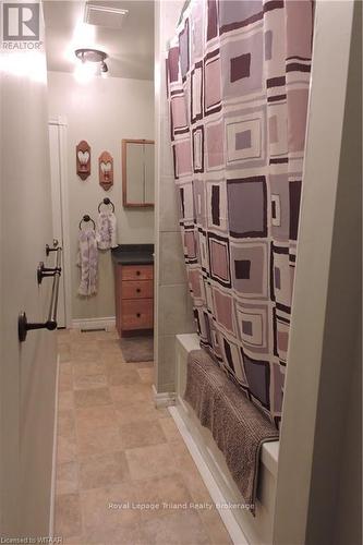 14 Elgin Street W, Norwich (Norwich Town), ON - Indoor Photo Showing Bathroom