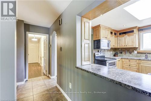 1602 Highway 6 N, Hamilton, ON - Indoor Photo Showing Kitchen