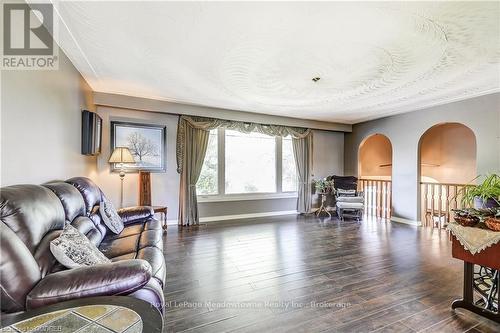 1602 Highway 6 N, Hamilton, ON - Indoor Photo Showing Living Room