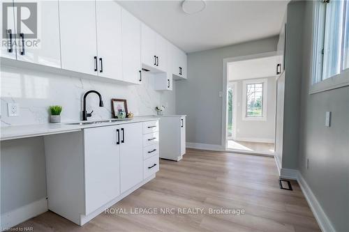 321 Dieppe Street, Welland (773 - Lincoln/Crowland), ON - Indoor Photo Showing Kitchen