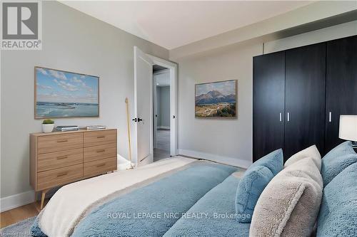 321 Dieppe Street, Welland (773 - Lincoln/Crowland), ON - Indoor Photo Showing Bedroom