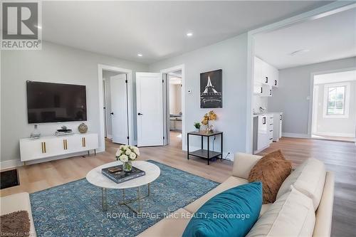 321 Dieppe Street, Welland (773 - Lincoln/Crowland), ON - Indoor Photo Showing Living Room