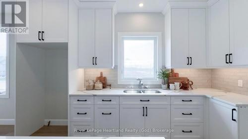 467 Woodridge Drive, Goderich (Goderich Town), ON - Indoor Photo Showing Kitchen With Double Sink