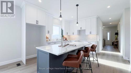 467 Woodridge Drive, Goderich (Goderich Town), ON - Indoor Photo Showing Kitchen With Upgraded Kitchen