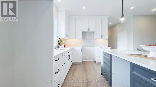 467 Woodridge Drive, Goderich (Goderich Town), ON - Indoor Photo Showing Kitchen With Upgraded Kitchen