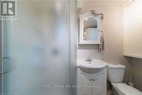 10 Thorold Road E, Welland (767 - N. Welland), ON - Indoor Photo Showing Bathroom