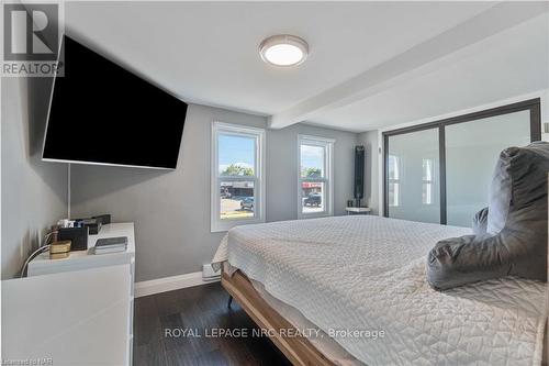 10 Thorold Road E, Welland (767 - N. Welland), ON - Indoor Photo Showing Bedroom