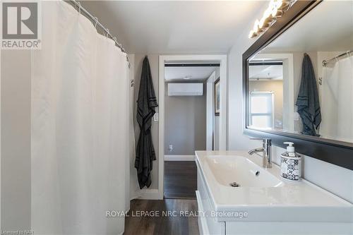 10 Thorold Road E, Welland (767 - N. Welland), ON - Indoor Photo Showing Bathroom