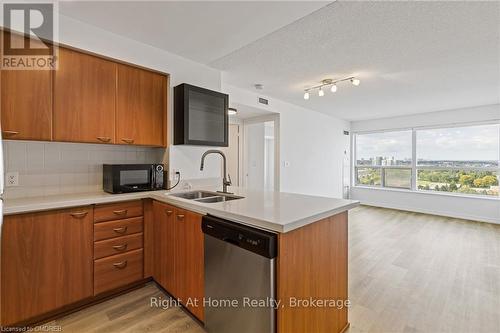 1601 - 36 Lee Centre Drive, Toronto (Woburn), ON - Indoor Photo Showing Kitchen With Double Sink