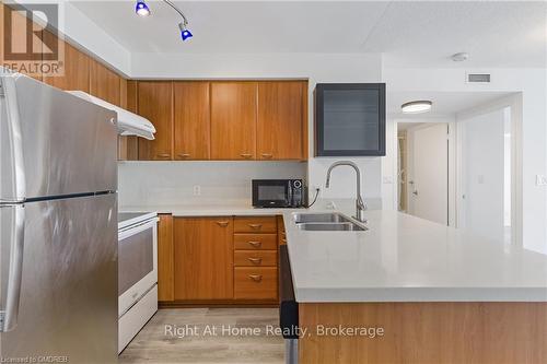 1601 - 36 Lee Centre Drive, Toronto (Woburn), ON - Indoor Photo Showing Kitchen With Double Sink