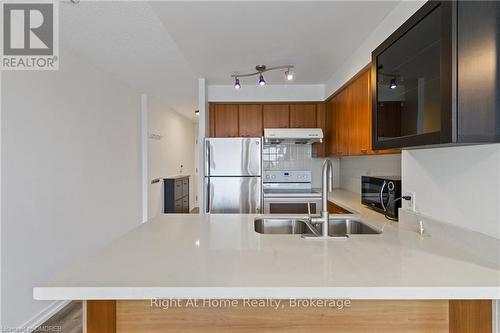 1601 - 36 Lee Centre Drive, Toronto (Woburn), ON - Indoor Photo Showing Kitchen With Double Sink