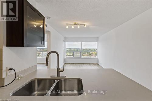 1601 - 36 Lee Centre Drive, Toronto (Woburn), ON - Indoor Photo Showing Kitchen With Double Sink