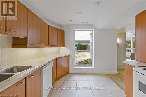 1601 - 36 Lee Centre Drive, Toronto (Woburn), ON - Indoor Photo Showing Kitchen With Double Sink